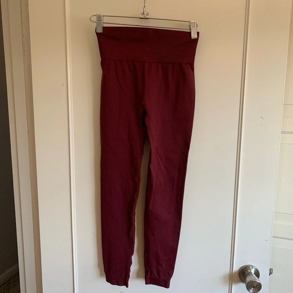 Knix Good to Go Seamless Legging. Burgundy color size small - Picture 3 of 8